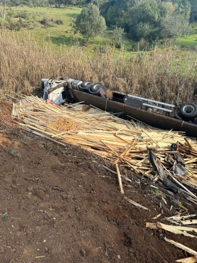 CandÃ³i: CaminhÃ£o tombado com carga de madeira Ã© incendiado apÃ³s tentativa de saque da carga na BR 277